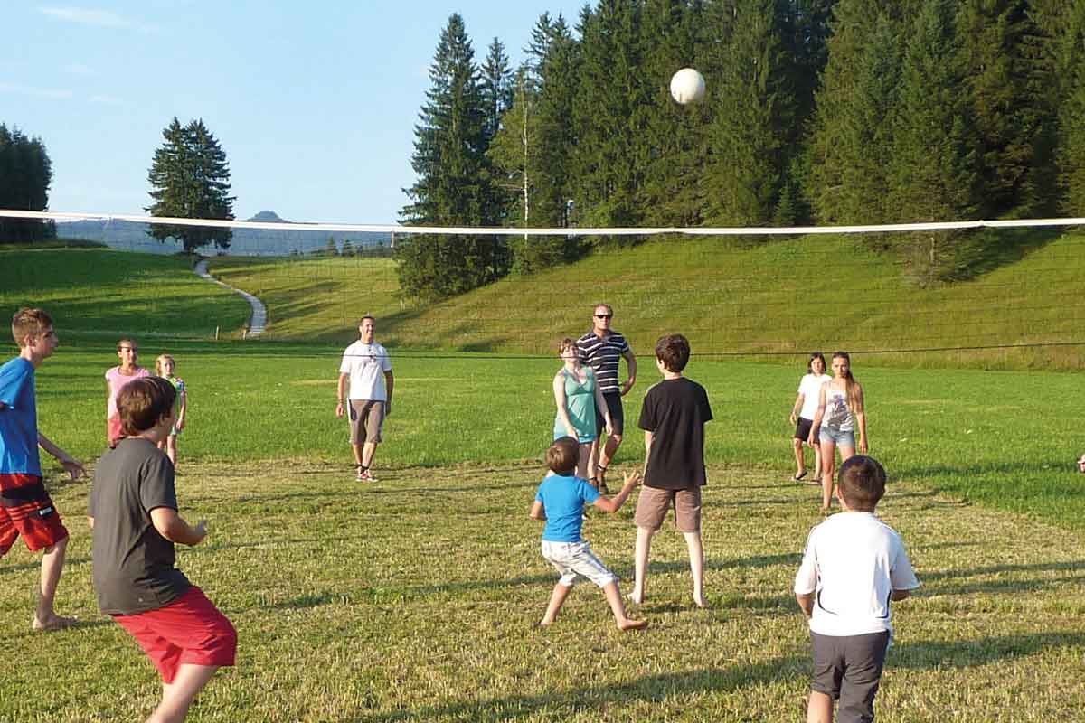 Kinder-Spielen-Fussball